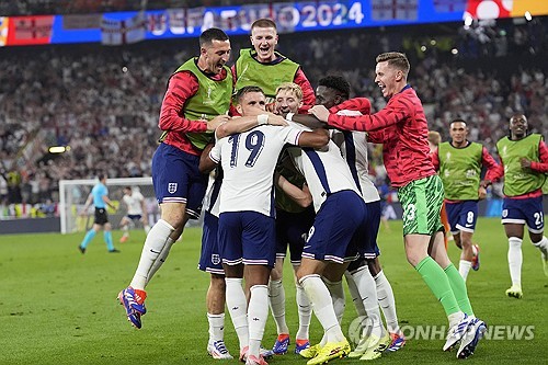 축구종가 잉글랜드가 11일 독일 도르트문트 지그날 아두나 파르크에서 열린 2024 유럽축구선수권대회 준결승에서 네덜란드에 2-1 역전승을 거두며 두 대회 연속 결승 진출에 성공했다. 잉글랜드는 오는 15일 독일 베를린에서 열리는 스페인과의 결승전에서 승리할 경우, 사상 첫 유럽선수권 우승을 달성하게 된다. 연합뉴스