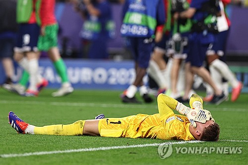 축구종가 잉글랜드가 11일 독일 도르트문트 지그날 아두나 파르크에서 열린 2024 유럽축구선수권대회 준결승에서 네덜란드에 2-1 역전승을 거두며 두 대회 연속 결승 진출에 성공했다. 잉글랜드는 오는 15일 독일 베를린에서 열리는 스페인과의 결승전에서 승리할 경우, 사상 첫 유럽선수권 우승을 달성하게 된다. 연합뉴스