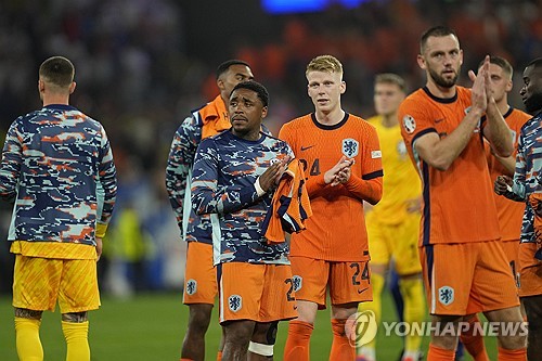 축구종가 잉글랜드가 11일 독일 도르트문트 지그날 아두나 파르크에서 열린 2024 유럽축구선수권대회 준결승에서 네덜란드에 2-1 역전승을 거두며 두 대회 연속 결승 진출에 성공했다. 잉글랜드는 오는 15일 독일 베를린에서 열리는 스페인과의 결승전에서 승리할 경우, 사상 첫 유럽선수권 우승을 달성하게 된다. 연합뉴스