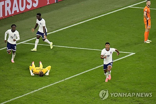 축구종가 잉글랜드가 11일 독일 도르트문트 지그날 아두나 파르크에서 열린 2024 유럽축구선수권대회 준결승에서 네덜란드에 2-1 역전승을 거두며 두 대회 연속 결승 진출에 성공했다. 잉글랜드는 오는 15일 독일 베를린에서 열리는 스페인과의 결승전에서 승리할 경우, 사상 첫 유럽선수권 우승을 달성하게 된다. 연합뉴스