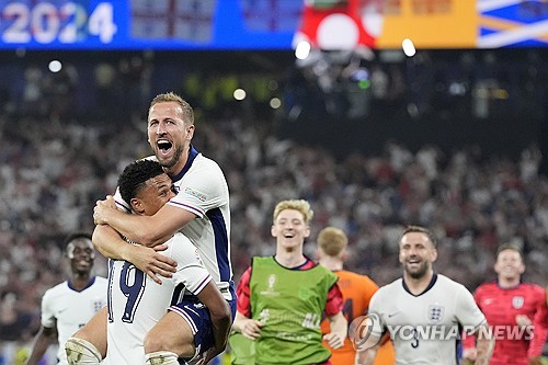 축구종가 잉글랜드가 11일 독일 도르트문트 지그날 아두나 파르크에서 열린 2024 유럽축구선수권대회 준결승에서 네덜란드에 2-1 역전승을 거두며 두 대회 연속 결승 진출에 성공했다. 잉글랜드는 오는 15일 독일 베를린에서 열리는 스페인과의 결승전에서 승리할 경우, 사상 첫 유럽선수권 우승을 달성하게 된다. 연합뉴스