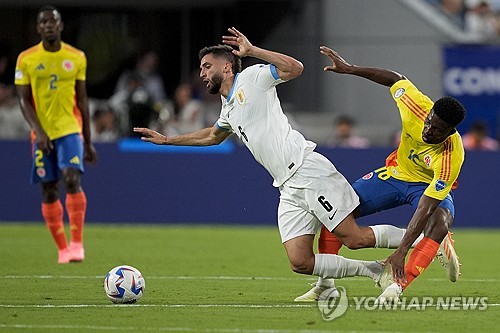 하메스 로드리게스를 앞세운 콜롬비아가 선수 한 명이 퇴장당하는 악재 속에서도 우승 후보 우루과이를 누르고 결승 진출에 성공했다. 23년 만의 결승 진출이다. 코파 아메리카 단일 대회 최다 도움 기록을 수립한 로드리게스를 중심으로 탄탄한 전력을 구축한 콜롬비아는 결승전에서 리오넬 메시의 아르헨티나를 만난다. 콜롬비아는 2001년 자국에서 열린 대회 이후 23년 만에 우승에 도전한다. 사진 연합뉴스