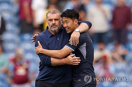 손흥민이 다음 시즌에도 측면 공격수가 아닌 최전방 공격수로 뛸 가능성이 제기됐다. 토트넘 홋스퍼가 손흥민을 측면에 배치하고 손흥민과 함께 공격진에서 호흡할 스트라이커를 영입하는 방법도 있지만, 반대로 손흥민을 지난 시즌처럼 최전방에 두고 손흥민을 도와줄 측면 자원을 데려오는 선택지도 있다는 설명이다. 손흥민을 중심으로 전술을 구성하는 게 유력한 안지 포스테코글루 감독이 어떤 선택을 내릴지 주목된다. 사진 연합뉴스