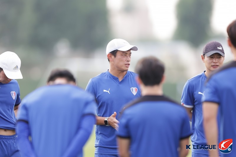 울산HD가 홍명보 감독이 상호 합의 하에 계약을 해지했다. 홍 감독은 이제 울산을 떠나 국가대표팀으로 향한다. 울산은 11일 홍명보 감독과 상호 합의 하에 계약을 해지했다고 전했다. 울산은 이경수 수석코치를 감독 대행으로 선임했다. 이 감독 대행은 오는 13일 울산문수축구장에서 열리는 FC서울과의 K리그1 23라운드부터 울산 지휘봉을 잡을 예정이다. 사진 한국프로축구연맹