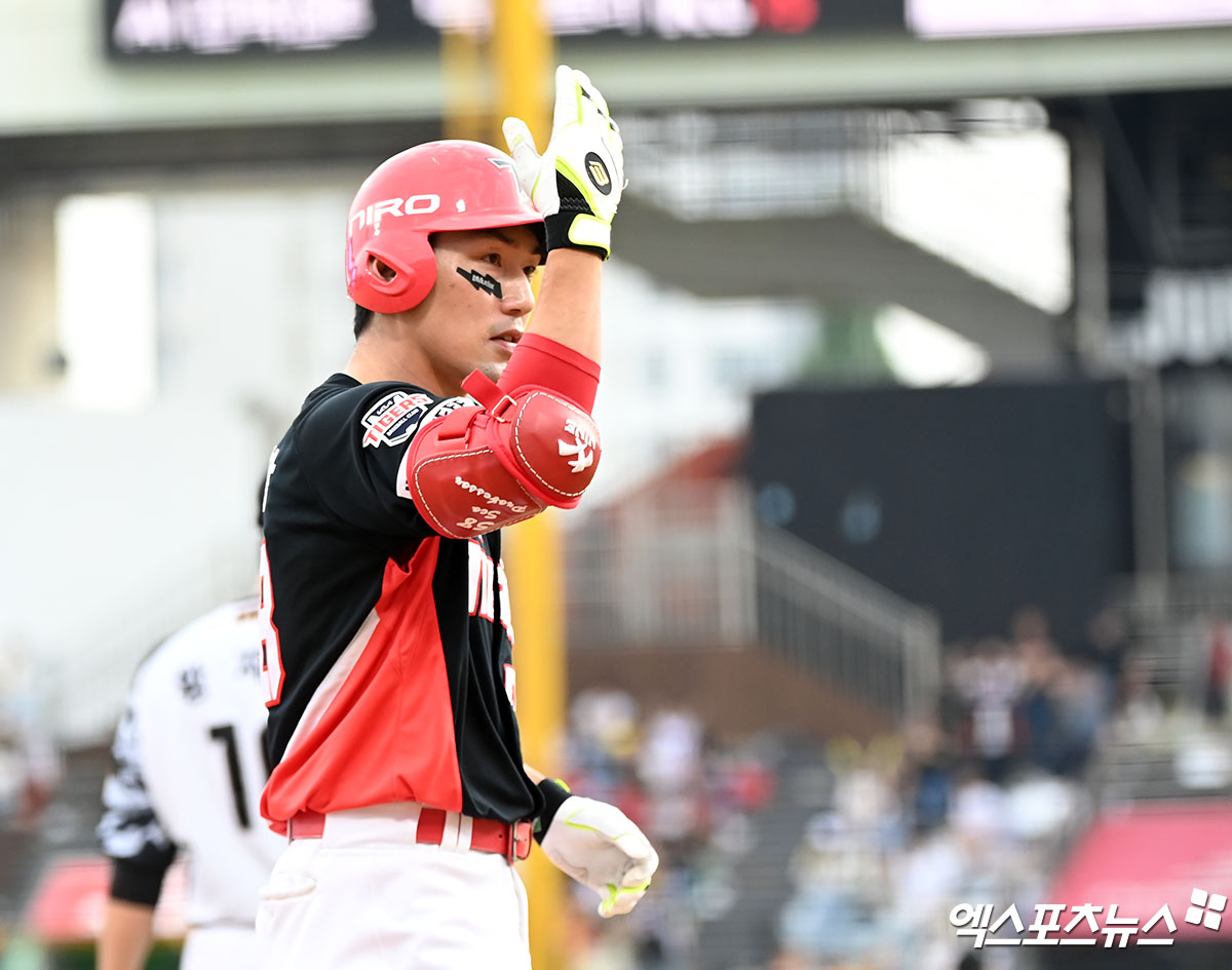 KIA 내야수 서건창은 11일 잠실구장에서 열릴 '2024 신한 SOL Bank KBO 리그' LG와 주중 3연전 마지막 경기에서 7번타자 1루수로 선발 출전한다. 후반기 첫 선발 출전이다. 엑스포츠뉴스 DB