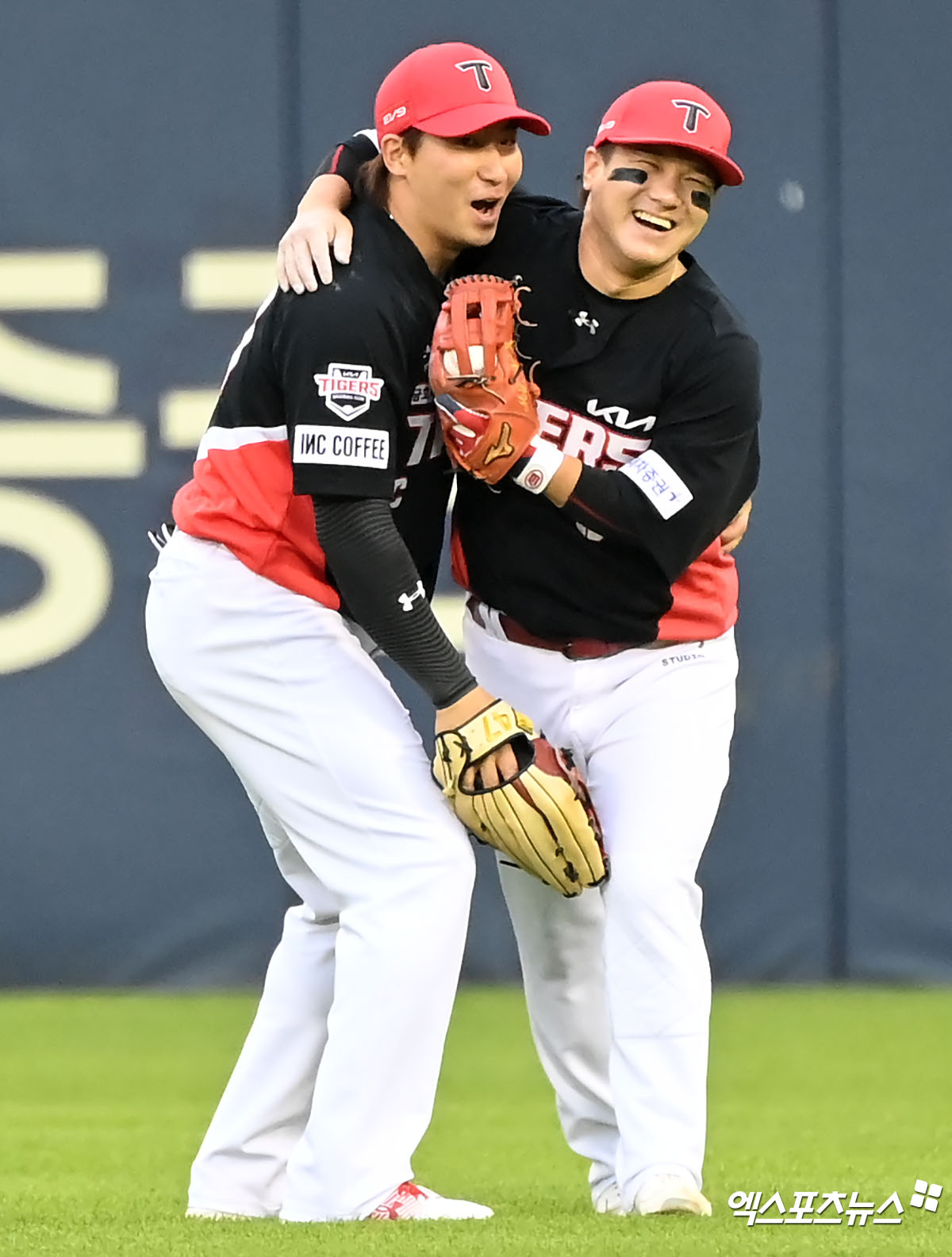 KIA 내야수 김선빈(오른쪽)은 11일 잠실구장에서 열릴 '2024 신한 SOL Bank KBO 리그' LG와 주중 3연전 마지막 경기에서 6번타자 2루수로 선발 출전한다. 김선빈은 지난 경기 수비 과정에서 몇 차례 충돌이 있었지만, 부상을 털고 선발 라인업에 이름을 올렸다. 엑스포츠뉴스 DB