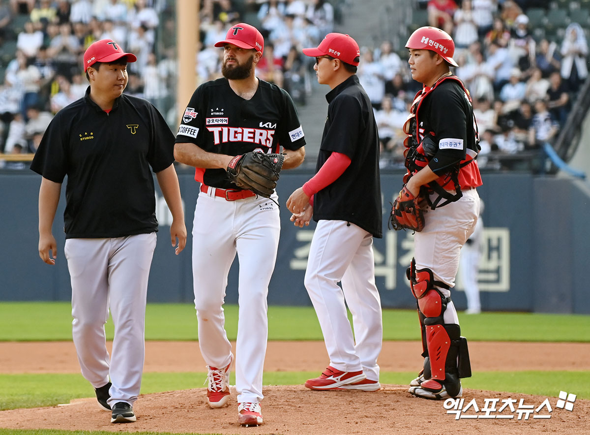 KIA 투수 알드레드(왼쪽 두 번째)는 11일 잠실구장에서 열린 '2024 신한 SOL Bank KBO 리그' LG와 주중 3연전 마지막 경기에서 선발 등판했다. 이날 6⅔이닝 무실점으로 팀 승리의 발판을 만들었다. 엑스포츠뉴스 DB