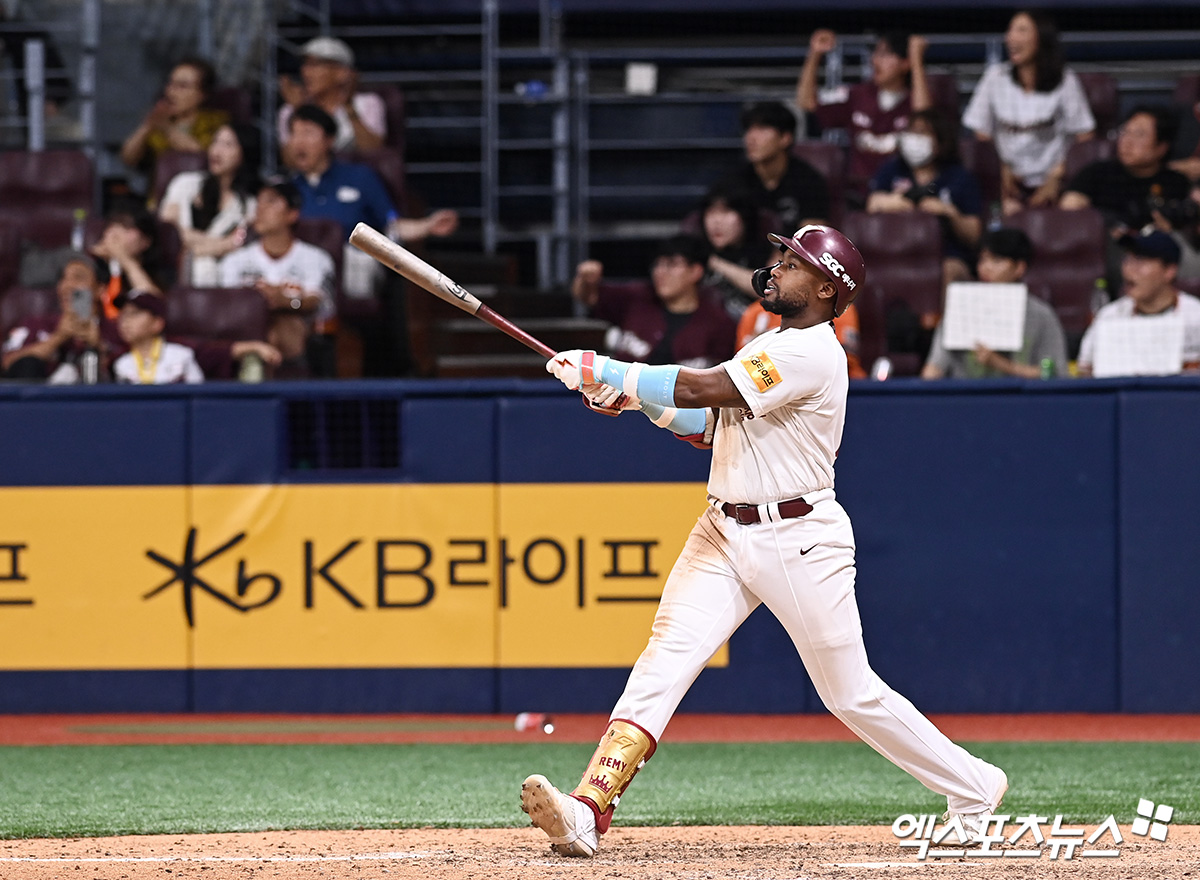 11일 오후 서울 구로구 고척스카이돔에서 열린 '2024 신한 SOL뱅크 KBO리그' 한화 이글스와 키움 히어로즈의 경기, 키움이 연장 11회 끝에 도슨의 끝내기 안타로 5:4 승리를 거뒀다. 11회말 1사 1,2루 키움 도슨이 끝내기 안타를 날리고 있다. 고척, 고아라 기자