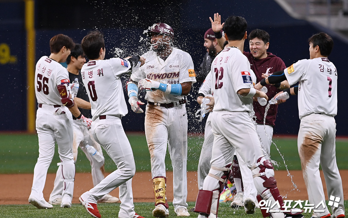 11일 오후 서울 구로구 고척스카이돔에서 열린 '2024 신한 SOL뱅크 KBO리그' 한화 이글스와 키움 히어로즈의 경기, 키움이 연장 11회 끝에 도슨의 끝내기 안타로 5:4 승리를 거뒀다. 11회말 1사 1,2루 키움 도슨이 끝내기 안타를 날린 후 동료들의 축하를 받고 있다. 고척, 고아라 기자