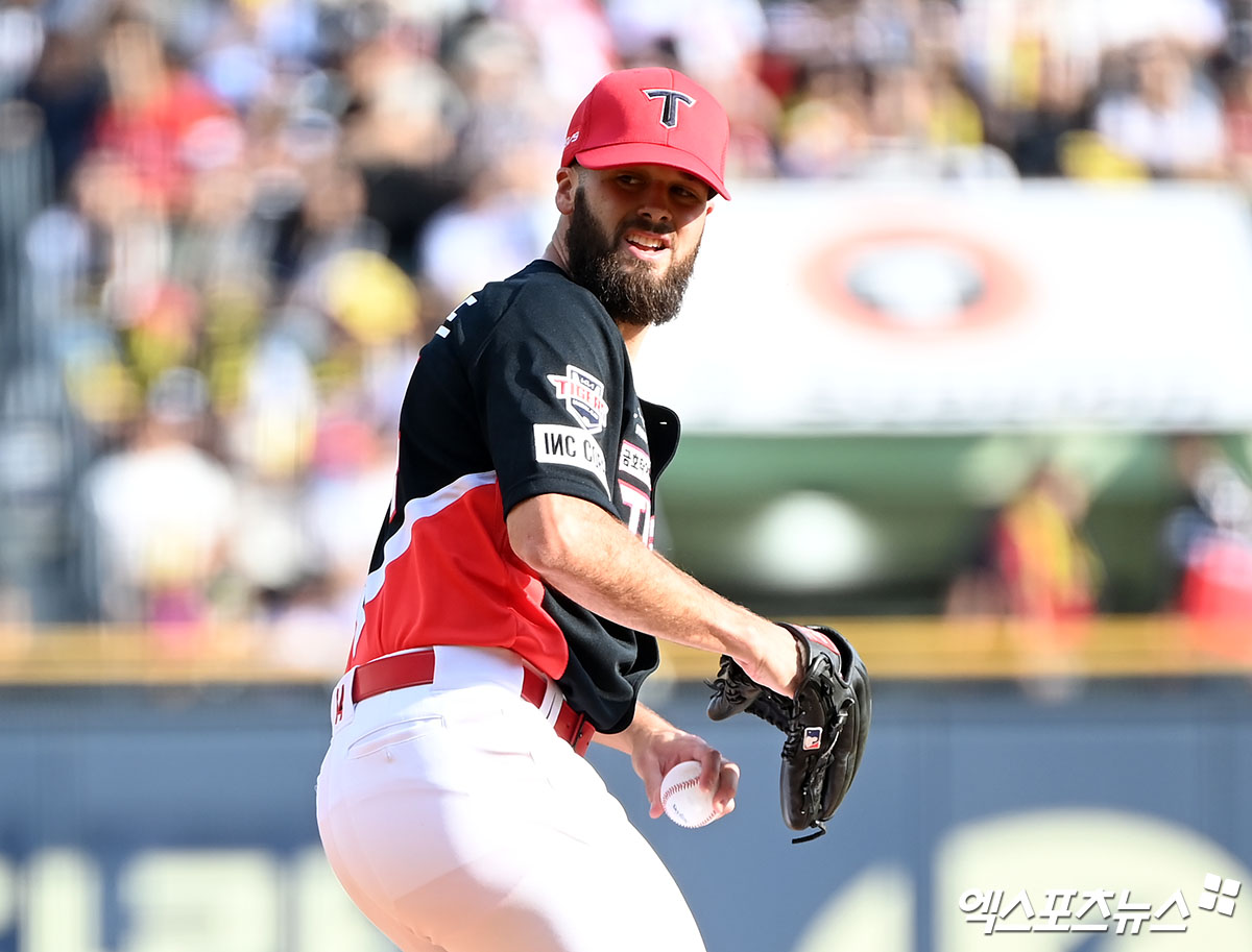 KIA 투수 알드레드는 11일 잠실구장에서 열린 '2024 신한 SOL Bank KBO 리그' LG와 주중 3연전 마지막 경기에서 선발 등판했다. 이날 6⅔이닝 무실점으로 팀 승리의 발판을 만들었다. 엑스포츠뉴스 DB