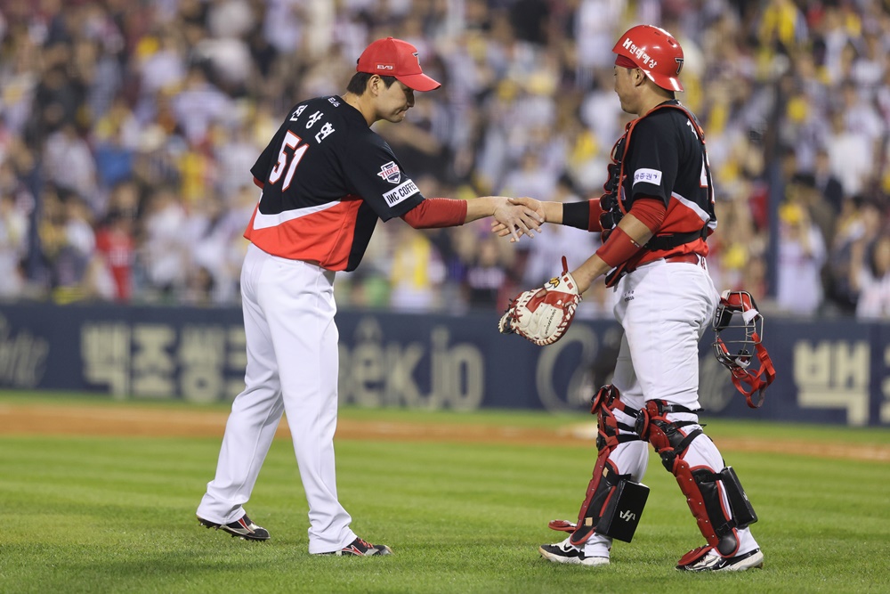 KIA 투수 전상현(왼쪽)은 11일 잠실구장에서 열린 '2024 신한 SOL Bank KBO 리그' LG와 주중 3연전 마지막 경기에서 구원 투수로 나섰다. 이날 1이닝 1실점 무자책점으로 팀 승리를 지켜 시즌 4번째 세이브를 기록했다. KIA 타이거즈