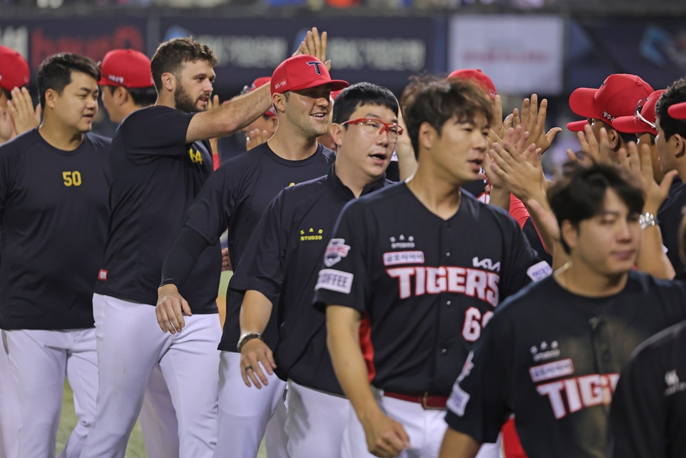 KIA는 11일 잠실구장에서 열린 '2024 신한 SOL Bank KBO 리그' LG와 주중 3연전 마지막 경기에서 4-2로 승리했다. 이날 승리로 팀은 LG전 시리즈 싹쓸이 승리는 물론, 6연승을 완성했다. KIA 타이거즈