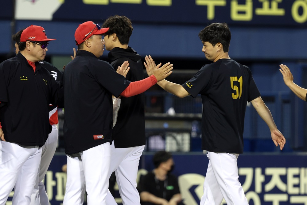 KIA 투수 전상현(오른쪽)은 11일 잠실구장에서 열린 '2024 신한 SOL Bank KBO 리그' LG와 주중 3연전 마지막 경기에서 구원 투수로 나섰다. 이날 1이닝 1실점 무자책점으로 팀의 5-2 승리를 지켜 시즌 4번째 세이브를 기록했다. KIA 타이거즈