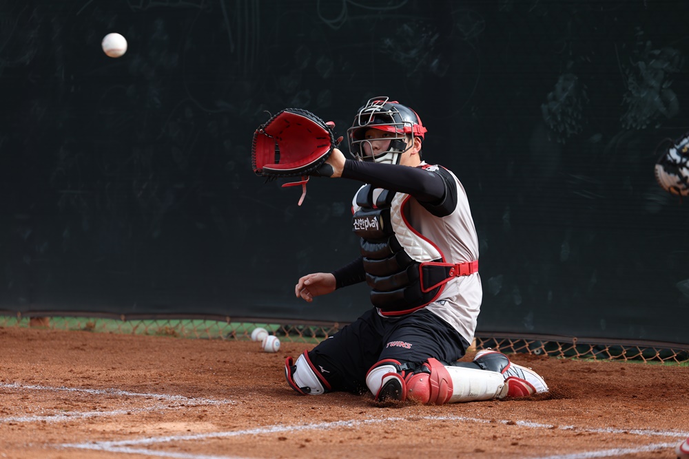 LG 포수 김성우는 12일 대전 한화생명이글스파크에서 열릴 '2024 신한 SOL Bank KBO 리그' 한화와 주말 3연전 첫 경기에 선발 출전할 계획이다. 이날 경기는 김성우의 생애 첫 1군 경기다. LG 트윈스