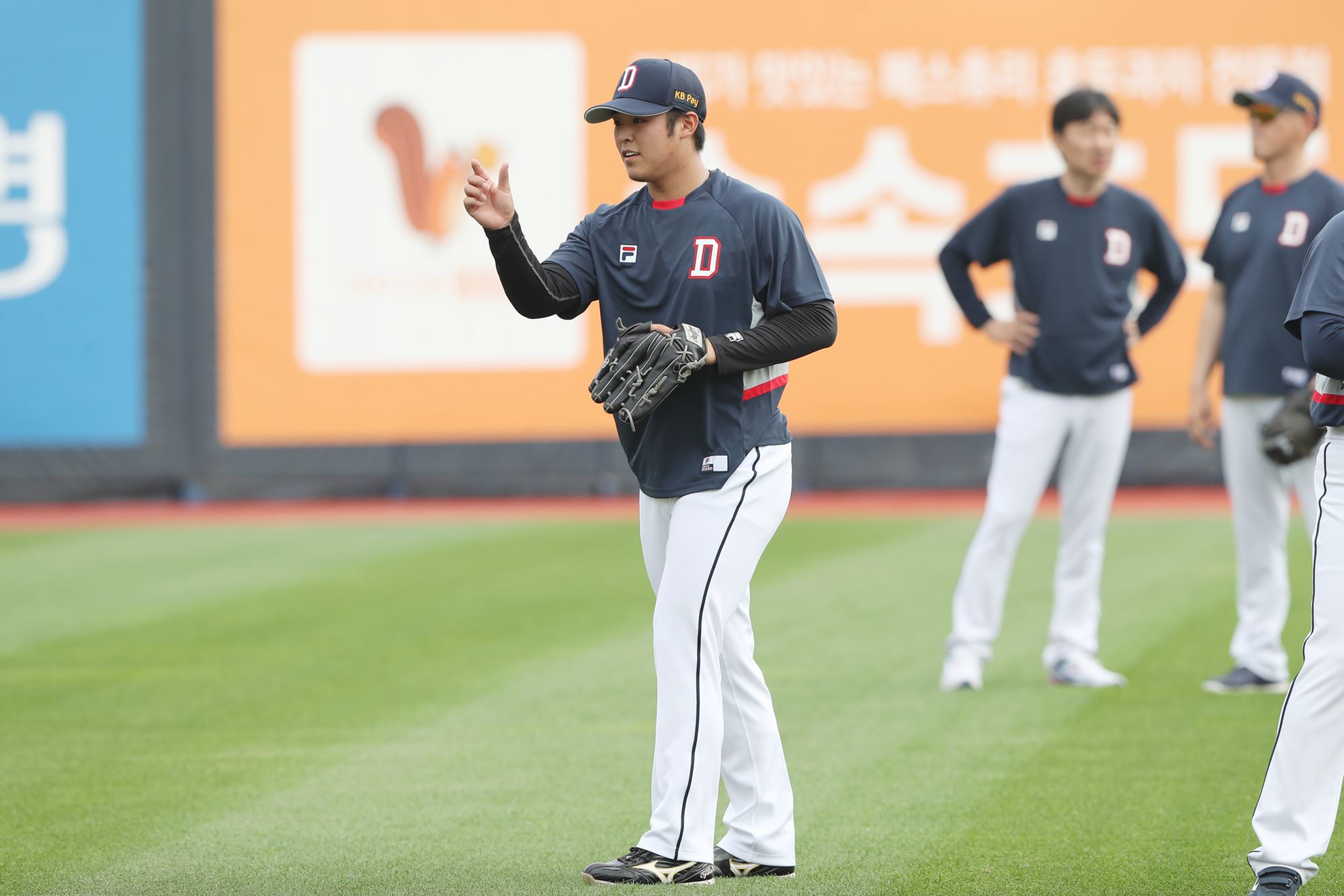 일본인 투수 시라카와 케이쇼가 7월 11일 수원 KT 위즈파크에서 두산 베어스 선수단에 합류했다. 지난 5월 SSG 랜더스와 맺었던 6주의 단기 대체 외국인 선수 계약이 만료된 뒤 두산에서도 6주 동안 KBO리그에서 활약을 이어가게 됐다. 사진 두산 베어스