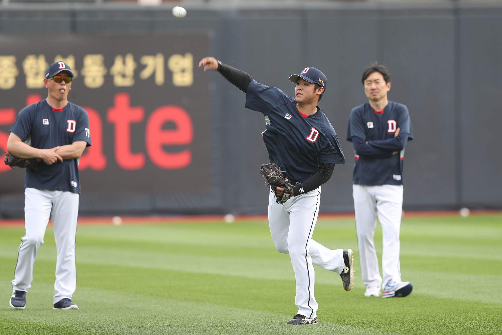 일본인 투수 시라카와 케이쇼가 7월 11일 수원 KT 위즈파크에서 두산 베어스 선수단에 합류했다. 지난 5월 SSG 랜더스와 맺었던 6주의 단기 대체 외국인 선수 계약이 만료된 뒤 두산에서도 6주 동안 KBO리그에서 활약을 이어가게 됐다. 사진 두산 베어스