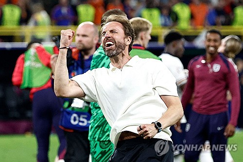 글로벌 축구 전문 매체 골닷컴 영국판이 12일(한국시간) 잉글랜드 축구 국가대표팀 감독인 사우스게이트가 유럽축구연맹(UEFA) 유로 2024 결과와 상관없이 미래를 보장받을 것이라고 전했다.   사우스게이트 감독이 이끄는 잉글랜드는 지난 11일 독일 도르트문트에 있는 지그날 이두나 파크에서 열린 네덜란드와의 대회 준결승전에서 2-1 역전승을 거두고 결승에 진출했다. 잉글랜드 역사상 메이저 대회 결승에 2번 진출한 감독은 없었다. 연합뉴스