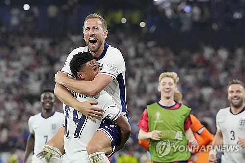 글로벌 축구 전문 매체 골닷컴 영국판이 12일(한국시간) 잉글랜드 축구 국가대표팀 감독인 사우스게이트가 유럽축구연맹(UEFA) 유로 2024 결과와 상관없이 미래를 보장받을 것이라고 전했다.   사우스게이트 감독이 이끄는 잉글랜드는 지난 11일 독일 도르트문트에 있는 지그날 이두나 파크에서 열린 네덜란드와의 대회 준결승전에서 2-1 역전승을 거두고 결승에 진출했다. 잉글랜드 역사상 메이저 대회 결승에 2번 진출한 감독은 없었다. 연합뉴스