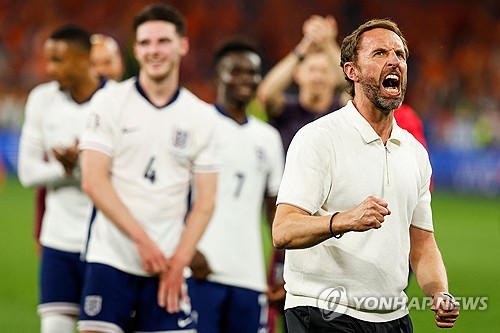 글로벌 축구 전문 매체 골닷컴 영국판이 12일(한국시간) 잉글랜드 축구 국가대표팀 감독인 사우스게이트가 유럽축구연맹(UEFA) 유로 2024 결과와 상관없이 미래를 보장받을 것이라고 전했다.   사우스게이트 감독이 이끄는 잉글랜드는 지난 11일 독일 도르트문트에 있는 지그날 이두나 파크에서 열린 네덜란드와의 대회 준결승전에서 2-1 역전승을 거두고 결승에 진출했다. 잉글랜드 역사상 메이저 대회 결승에 2번 진출한 감독은 없었다. 연합뉴스