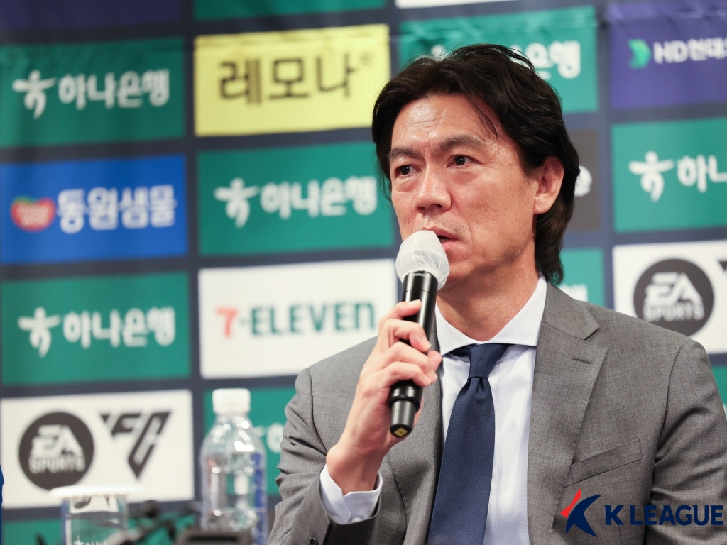 한국축구지도자협회가 대한축구협회(KFA)의 홍명보 축구대표팀 감독 선임 과정과 관련해 입장문을 내면서 정몽규 KFA 회장의 사퇴를 촉구했다. 한국프로축구연맹