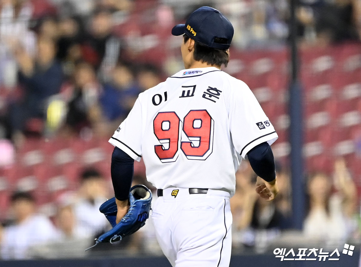 두산 투수 이교훈은 11일 수원 KT위즈파크에서 열린 '2024 신한 SOL Bank KBO 리그' KT와 주중 3연전 마지막 경기에 구원 등판했다. 이날 2⅔이닝 무실점을 기록해 팀의 12-1 승리에 힘을 보탰다. 1군에서 생애 첫 승리 투수가 됐다. 엑스포츠뉴스 DB