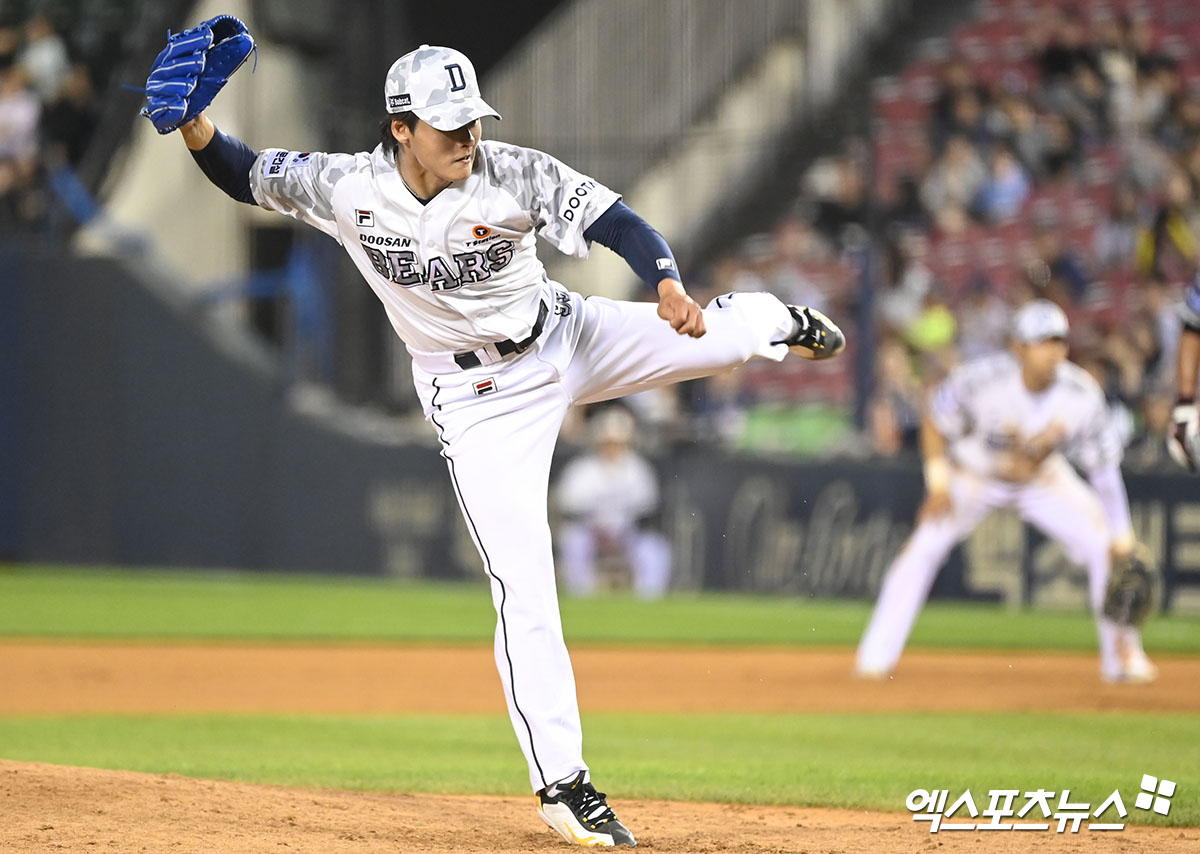 두산 투수 이교훈은 11일 수원 KT위즈파크에서 열린 '2024 신한 SOL Bank KBO 리그' KT와 주중 3연전 마지막 경기에 구원 등판했다. 이날 2⅔이닝 무실점을 기록해 팀의 12-1 승리에 힘을 보탰다. 1군에서 생애 첫 승리 투수가 됐다. 엑스포츠뉴스 DB