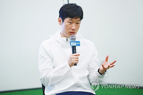 조원희는 14일 자신의 유튜브 채널인 이거해조 원희형 커뮤니티를 통해 축구대표팀 감독 선임 과정에 대해 작심 비판을 했던 박주호에게 법정 대응을 시사했던 대한축구협회에 분노를 드러냈다. 전력강화위원회 위원으로 활동하던 박주호는 최근 협회가 홍명보 감독을 대한민국 축구대표팀 사령탑으로 선임하자 선임 과정에 대해 상세하게 폭로했다. 이후 협회가 박주호에 법정 대응을 고려하고 있는 것으로 알려지자 조원희는 자신의 유튜브 커뮤니티를 통해 작심 발언을 남겼다. 연합뉴스