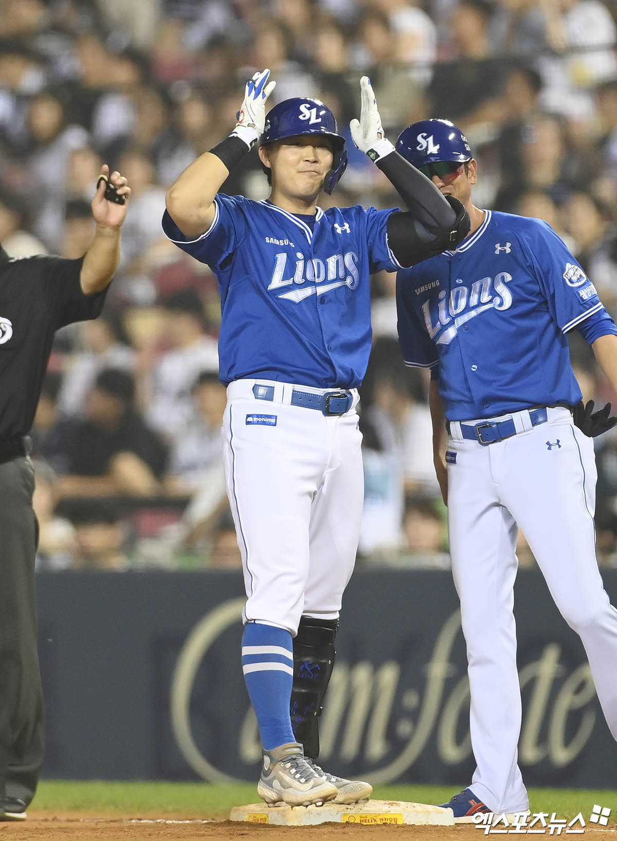 삼성 내야수 전병우(왼쪽)는 12일 잠실구장에서 열린 '2024 신한 SOL Bank KBO 리그' 두산과 주말 3연전 첫 번째 경기에서 7회말 대수비로 나섰다. 9회초 쐐기타를 쳐 공격에 활력을 불어넣었다. 잠실, 박지영 기자