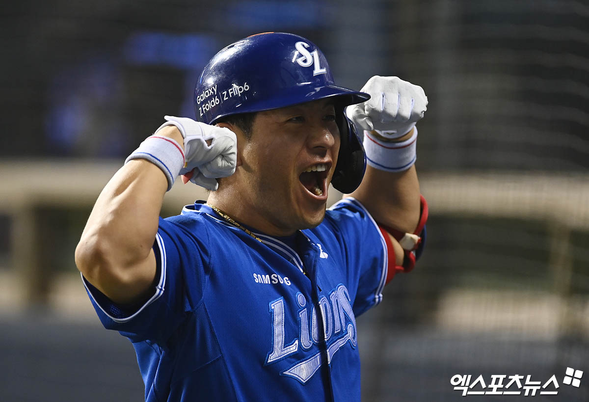 삼성 포수 강민호는 12일 잠실구장에서 열린 '2024 신한 SOL Bank KBO 리그' 두산과 주말 3연전 첫 번째 경기에서 8회초 대타로 출전했다. 등장하자 마자 2점 홈런을 쳐 승리에 힘을 보탰다. 잠실, 박지영 기자