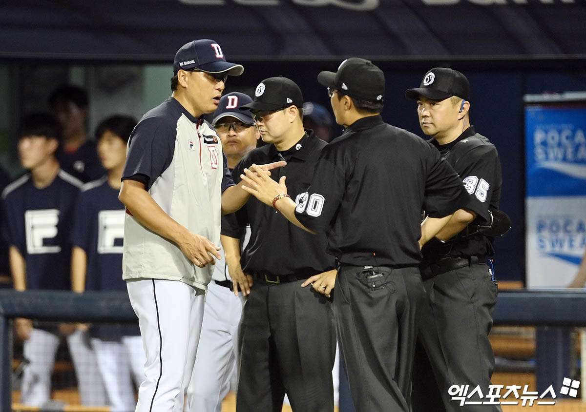 이승엽 두산 감독은 12일 잠실구장에서 열린 '2024 신한 SOL Bank KBO 리그' 삼성과 주말 3연전 첫 경기에서 8회말 퇴장당했다. 이 감독은 양석환의 타구가 홈런에서 3루타로 정정되자 심판진에 항의했다. 잠실, 박지영 기자