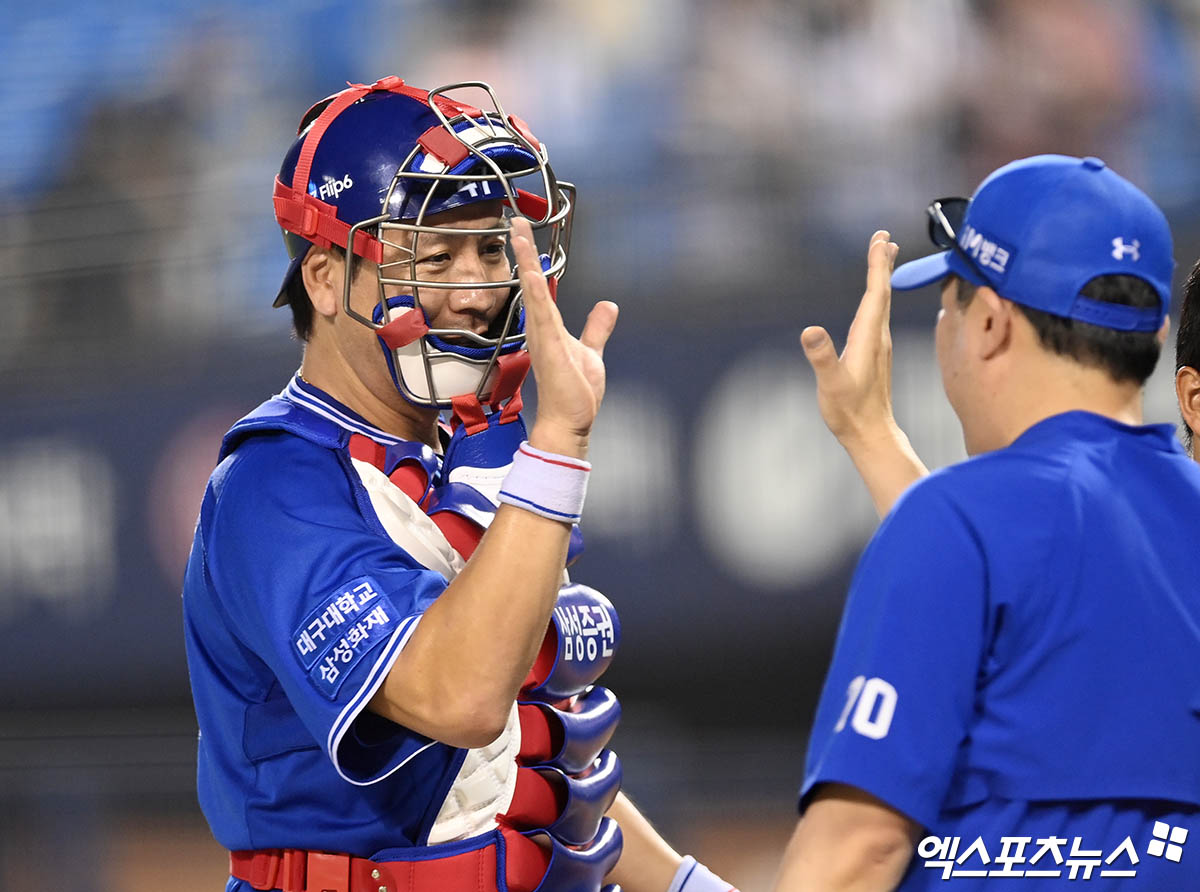 삼성 포수 강민호(왼쪽)는 12일 잠실구장에서 열린 '2024 신한 SOL Bank KBO 리그' 두산과 주말 3연전 첫 번째 경기에서 8회초 대타로 출전했다. 등장하자 마자 2점 홈런을 쳐 승리에 힘을 보탰다. 잠실, 박지영 기자