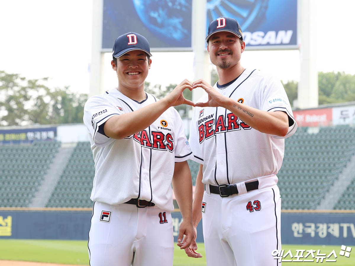 두산 투수 시라카와(왼쪽)는 13일 잠실구장에서 열릴 '2024 신한 SOL Bank KBO 리그' 삼성과 두 번째 경기에 선발 등판할 예정이다. 시라카와는 두산 데뷔전을 치른다. 오른쪽은 발라조빅. 잠실, 박지영 기자