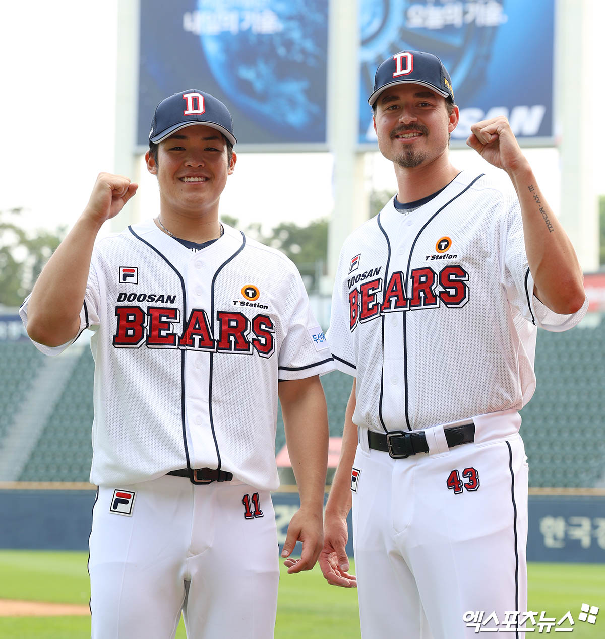 두산 투수 시라카와(왼쪽)는 13일 잠실구장에서 열릴 '2024 신한 SOL Bank KBO 리그' 삼성과 두 번째 경기에 선발 등판할 예정이다. 시라카와는 두산 데뷔전을 치른다. 오른쪽은 발라조빅. 잠실, 박지영 기자