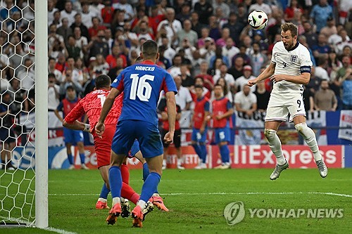 손흥민이 지난해 여름까지 토트넘에서 자신과 환상 호흡을 이뤘던 해리 케인의 우승을 기원했다. 손흥민은 12일 토트넘 SNS를 통해 유로 2024 우승팀을 물어보는 조사에서 '스페인이 강하지만 잉글랜드가 우승하기를 원하고 해리 케인이 우승하기를 원한다'고 밝혔다. 케인은 세계적인 스트라이커로 올라섰으나 클럽과 대표팀에서 아직 우승트로피가 없다. 연합뉴스