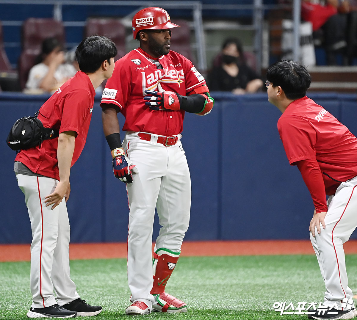 31일 오후 서울 구로구 고척스카이돔에서 열린 '2024 신한 SOL Bank KBO리그' SSG 랜더스와 키움 히어로즈의 경기, 1회초 1사 SSG 에레디아가 사구에 맞은 후  고통을 호소하고 있다. 엑스포츠뉴스 DB