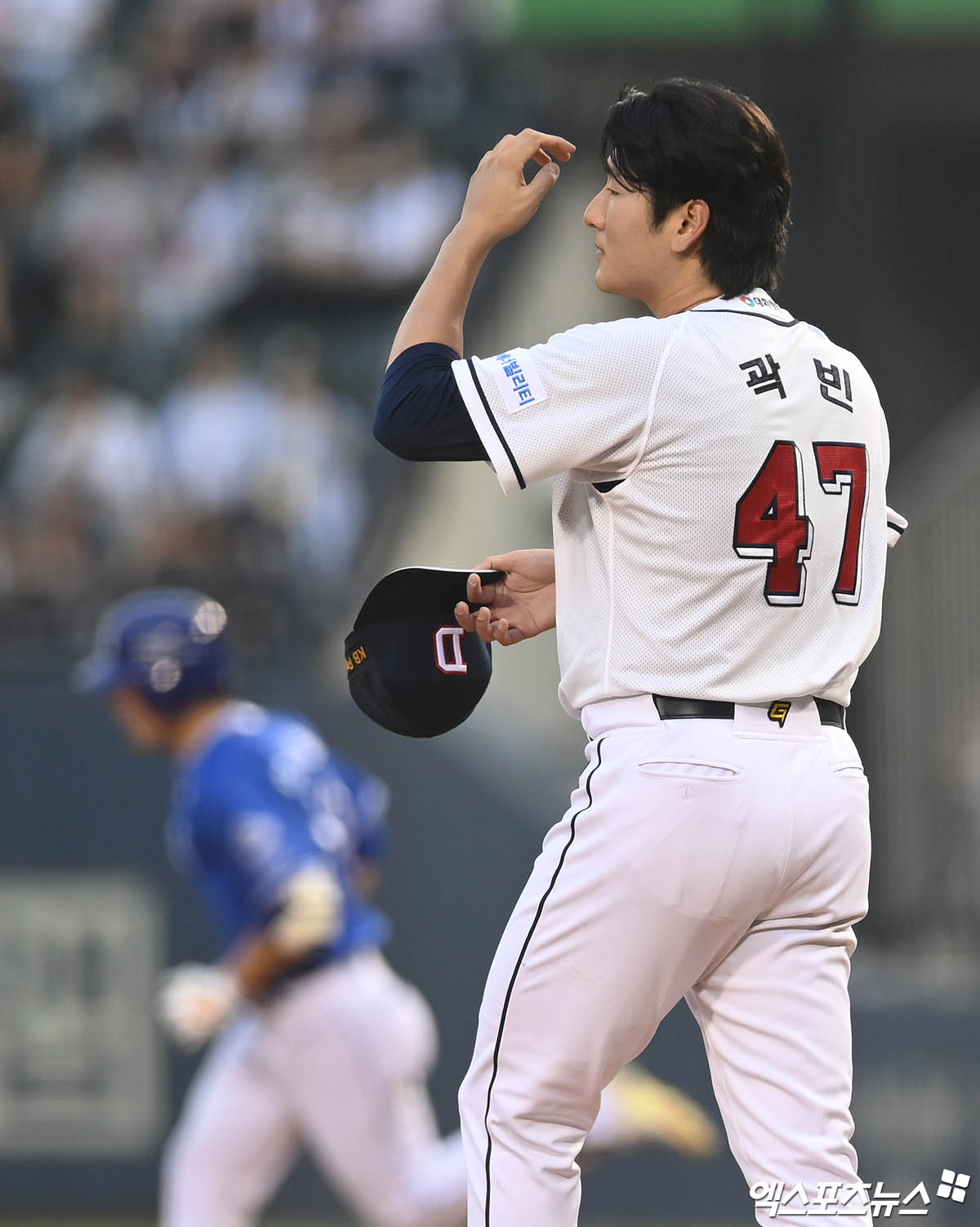 두산 투수 곽빈은 12일 잠실구장에서 열린 '2024 신한 SOL Bank KBO 리그' 삼성과 주말 3연전 첫 번째 경기에서 3⅓이닝 6실점(5자책점)으로 흔들렸다. 잠실, 박지영 기자