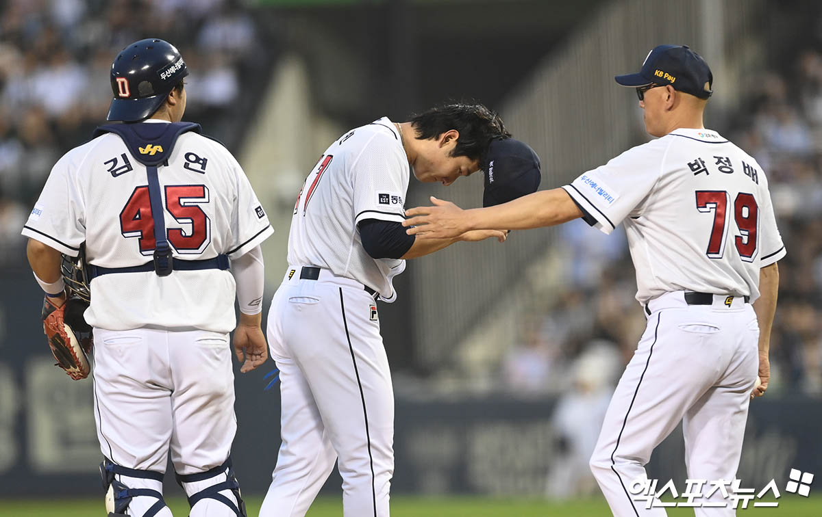 두산 투수 곽빈(가운데)은 12일 잠실구장에서 열린 '2024 신한 SOL Bank KBO 리그' 삼성과 주말 3연전 첫 번째 경기에서 3⅓이닝 6실점(5자책점)으로 흔들렸다. 잠실, 박지영 기자