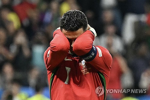 유럽축구연맹(UEFA) 2024 유럽축구선수권대회(유로 2024)에서 부진했던 크리스티아누 호날두를 향한 혹평이 이어지고 있다. 앞서 호날두의 맨체스터 유나이티드 선배들이 호날두가 이제 국가대표팀에서 은퇴해야 할 때라고 주장한 데 이어 이번에는 과거 아스널, 첼시 등에서 수비수로 활약했던 윌리엄 갈라스는 호날두가 유로 2024에서 별다른 활약 없이 대회를 마감했다고 평가했다. 사진 연합뉴스