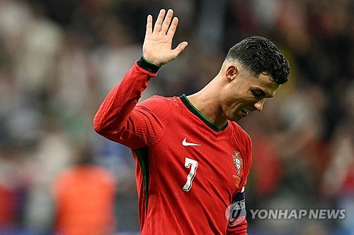 유럽축구연맹(UEFA) 2024 유럽축구선수권대회(유로 2024)에서 부진했던 크리스티아누 호날두를 향한 혹평이 이어지고 있다. 앞서 호날두의 맨체스터 유나이티드 선배들이 호날두가 이제 국가대표팀에서 은퇴해야 할 때라고 주장한 데 이어 이번에는 과거 아스널, 첼시 등에서 수비수로 활약했던 윌리엄 갈라스는 호날두가 유로 2024에서 별다른 활약 없이 대회를 마감했다고 평가했다. 사진 연합뉴스