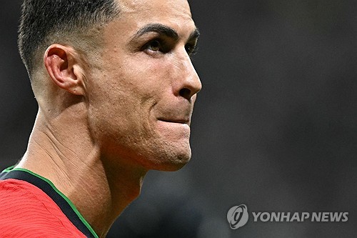 유럽축구연맹(UEFA) 2024 유럽축구선수권대회(유로 2024)에서 부진했던 크리스티아누 호날두를 향한 혹평이 이어지고 있다. 앞서 호날두의 맨체스터 유나이티드 선배들이 호날두가 이제 국가대표팀에서 은퇴해야 할 때라고 주장한 데 이어 이번에는 과거 아스널, 첼시 등에서 수비수로 활약했던 윌리엄 갈라스는 호날두가 유로 2024에서 별다른 활약 없이 대회를 마감했다고 평가했다. 사진 연합뉴스