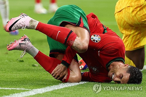 유럽축구연맹(UEFA) 2024 유럽축구선수권대회(유로 2024)에서 부진했던 크리스티아누 호날두를 향한 혹평이 이어지고 있다. 앞서 호날두의 맨체스터 유나이티드 선배들이 호날두가 이제 국가대표팀에서 은퇴해야 할 때라고 주장한 데 이어 이번에는 과거 아스널, 첼시 등에서 수비수로 활약했던 윌리엄 갈라스는 호날두가 유로 2024에서 별다른 활약 없이 대회를 마감했다고 평가했다. 사진 연합뉴스