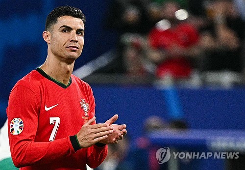 유럽축구연맹(UEFA) 2024 유럽축구선수권대회(유로 2024)에서 부진했던 크리스티아누 호날두를 향한 혹평이 이어지고 있다. 앞서 호날두의 맨체스터 유나이티드 선배들이 호날두가 이제 국가대표팀에서 은퇴해야 할 때라고 주장한 데 이어 이번에는 과거 아스널, 첼시 등에서 수비수로 활약했던 윌리엄 갈라스는 호날두가 유로 2024에서 별다른 활약 없이 대회를 마감했다고 평가했다. 사진 연합뉴스