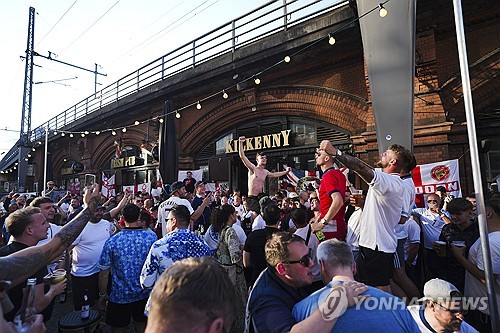 손흥민이 해리 케인의 무관 탈출을 위해 응원을 보냈다. 스페인과의 유럽축구연맹(UEFA) 2024 유럽축구선수권대회(유로 2024) 결승전을 앞두고 있는 절친 케인이 대회에서 우승을 차지하고 오랜 무관을 깨길 기원한 손흥민이다. 만약 잉글랜드가 오는 15일 새벽 스페인과의 결승전에서 승리한다면 케인은 꿈에 그리던 커리어 첫 우승을 차지하게 된다. 사진 연합뉴스