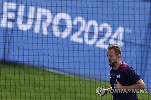 손흥민이 해리 케인의 무관 탈출을 위해 응원을 보냈다. 스페인과의 유럽축구연맹(UEFA) 2024 유럽축구선수권대회(유로 2024) 결승전을 앞두고 있는 절친 케인이 대회에서 우승을 차지하고 오랜 무관을 깨길 기원한 손흥민이다. 만약 잉글랜드가 오는 15일 새벽 스페인과의 결승전에서 승리한다면 케인은 꿈에 그리던 커리어 첫 우승을 차지하게 된다. 사진 연합뉴스