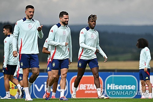 손흥민이 해리 케인의 무관 탈출을 위해 응원을 보냈다. 스페인과의 유럽축구연맹(UEFA) 2024 유럽축구선수권대회(유로 2024) 결승전을 앞두고 있는 절친 케인이 대회에서 우승을 차지하고 오랜 무관을 깨길 기원한 손흥민이다. 만약 잉글랜드가 오는 15일 새벽 스페인과의 결승전에서 승리한다면 케인은 꿈에 그리던 커리어 첫 우승을 차지하게 된다. 사진 연합뉴스