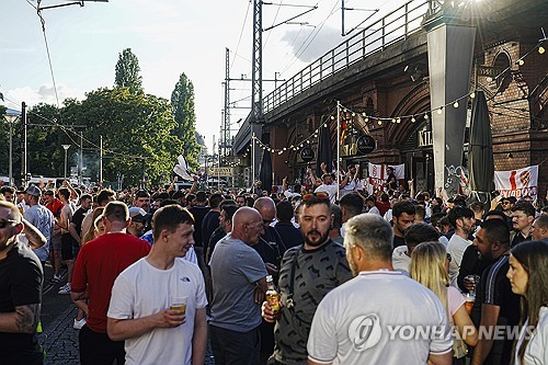 손흥민이 해리 케인의 무관 탈출을 위해 응원을 보냈다. 스페인과의 유럽축구연맹(UEFA) 2024 유럽축구선수권대회(유로 2024) 결승전을 앞두고 있는 절친 케인이 대회에서 우승을 차지하고 오랜 무관을 깨길 기원한 손흥민이다. 만약 잉글랜드가 오는 15일 새벽 스페인과의 결승전에서 승리한다면 케인은 꿈에 그리던 커리어 첫 우승을 차지하게 된다. 사진 연합뉴스