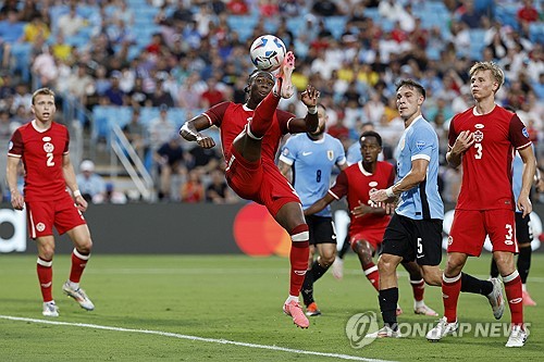 한국이 외면했던 사령탑 제시 마치 감독이 캐나다 축구대표팀에 부임하고 처음 참가한 메이저 대회인 코파 아메리카에서 돌풍을 일으키며 최종 4위를 차지했다. 캐나다는 14일(한국시간) 우루과이와의 2024 코파 아메리카 3·4위 결정전에서 선제골을 실점하고 역전하는 데 성공했으나 후반 막바지 통한의 동점골을 실점, 연장전에서 패배하면서 아쉽게 4위를 차지했다. 사진 연합뉴스