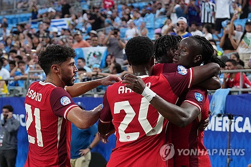 한국이 외면했던 사령탑 제시 마치 감독이 캐나다 축구대표팀에 부임하고 처음 참가한 메이저 대회인 코파 아메리카에서 돌풍을 일으키며 최종 4위를 차지했다. 캐나다는 14일(한국시간) 우루과이와의 2024 코파 아메리카 3·4위 결정전에서 선제골을 실점하고 역전하는 데 성공했으나 후반 막바지 통한의 동점골을 실점, 연장전에서 패배하면서 아쉽게 4위를 차지했다. 사진 연합뉴스