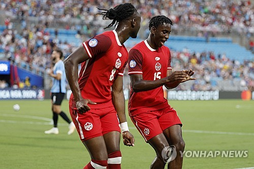 한국이 외면했던 사령탑 제시 마치 감독이 캐나다 축구대표팀에 부임하고 처음 참가한 메이저 대회인 코파 아메리카에서 돌풍을 일으키며 최종 4위를 차지했다. 캐나다는 14일(한국시간) 우루과이와의 2024 코파 아메리카 3·4위 결정전에서 선제골을 실점하고 역전하는 데 성공했으나 후반 막바지 통한의 동점골을 실점, 연장전에서 패배하면서 아쉽게 4위를 차지했다. 사진 연합뉴스