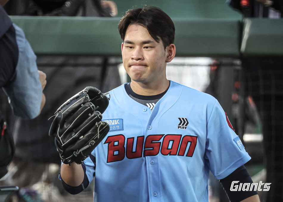 롯데 투수 김진욱은 13일 사직구장에서 열린 '2024 신한 SOL Bank KBO 리그' KT와 주말 3연전 두 번째 경기에서 선발 등판했다. 5⅓이닝 1실점으로 호투했지만, 승리 투수가 되지 못했다. 롯데 자이언츠